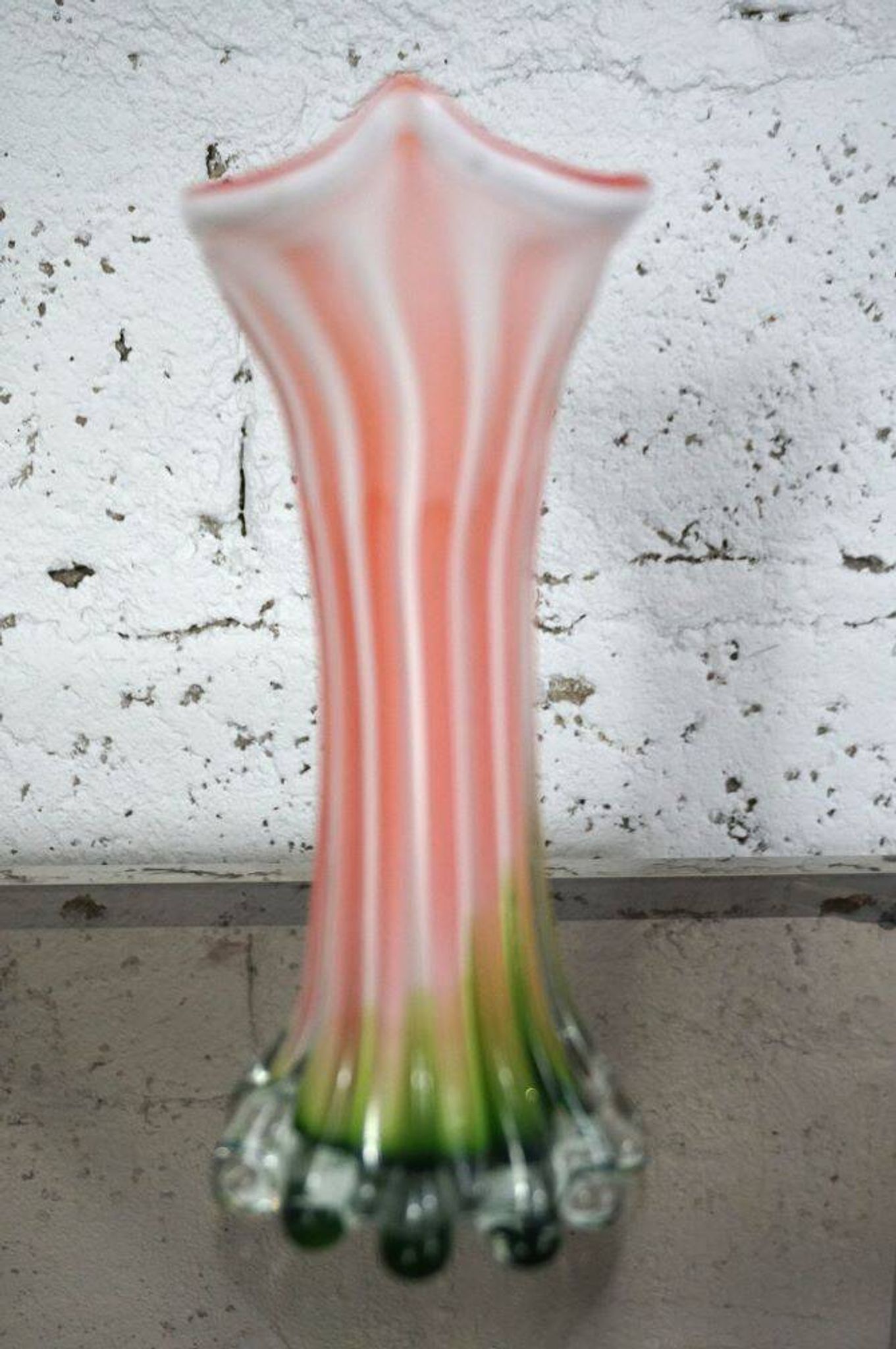 Vase soliflore en verre soufflé Murano forme fleur Calla vert et rouge