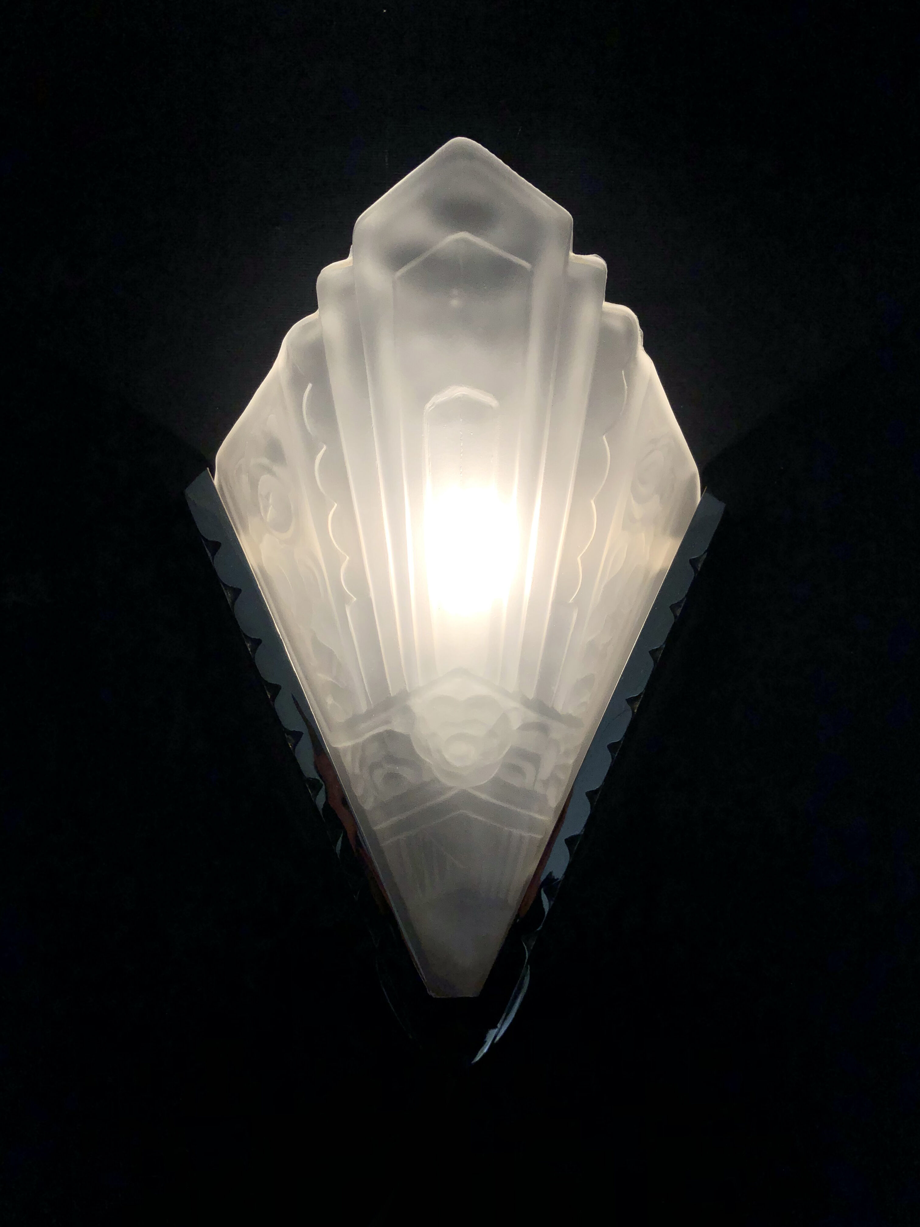 Art Deco style wall lamp in brass and pressed molded glass. Year 60