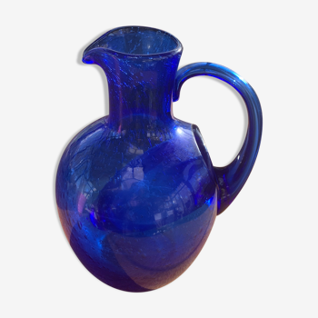 Carafe à glaçons en verre soufflé bleu de la verrerie de biot vintage