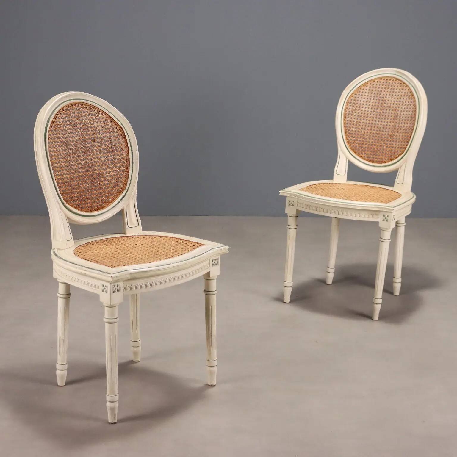 Paire de chaises anciennes en bois laqué et cannage, Italie, XXe siècle