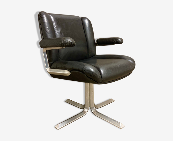 Fauteuil cuir noir et aluminium design 1960.