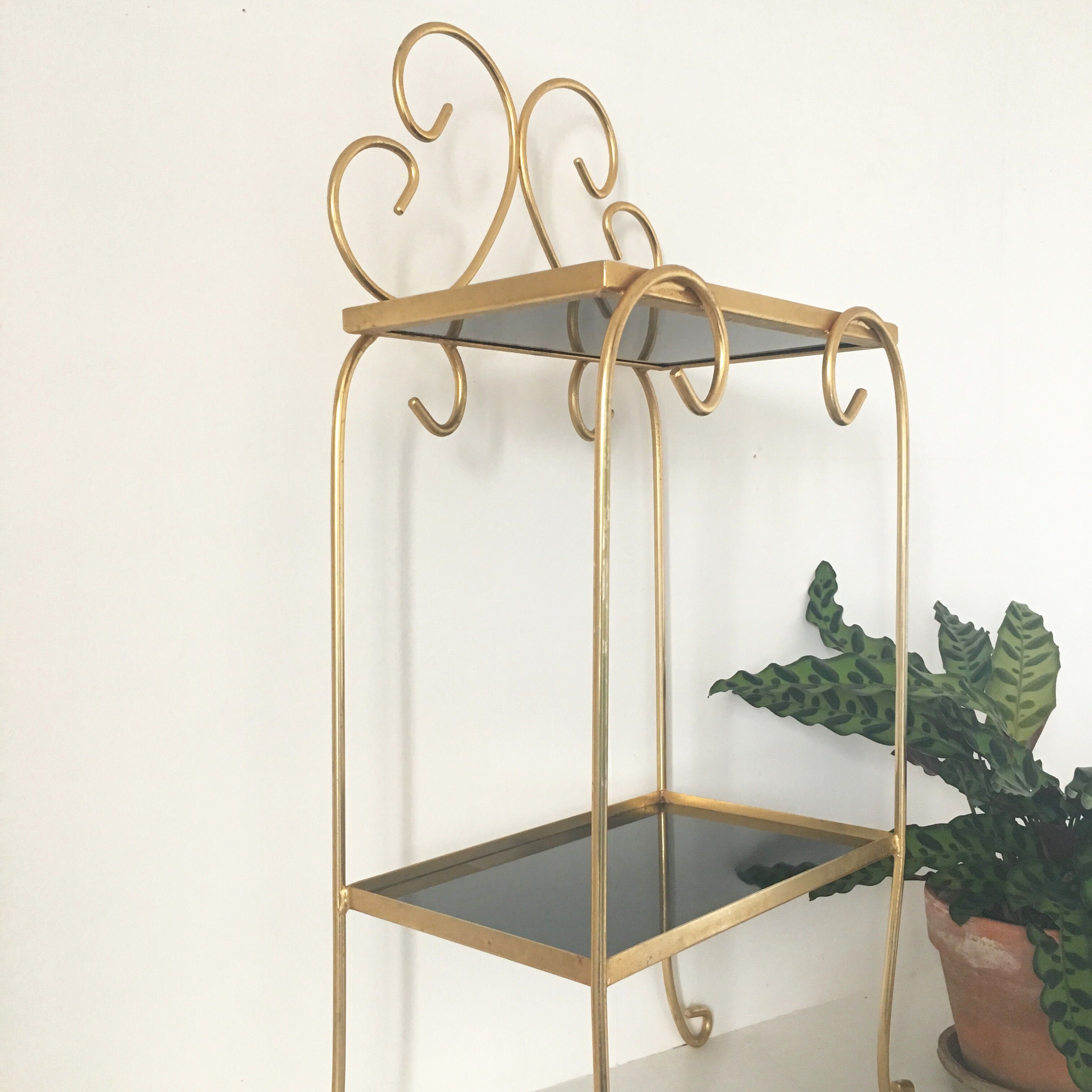 Shelf on feet in gold metal and black shelves
