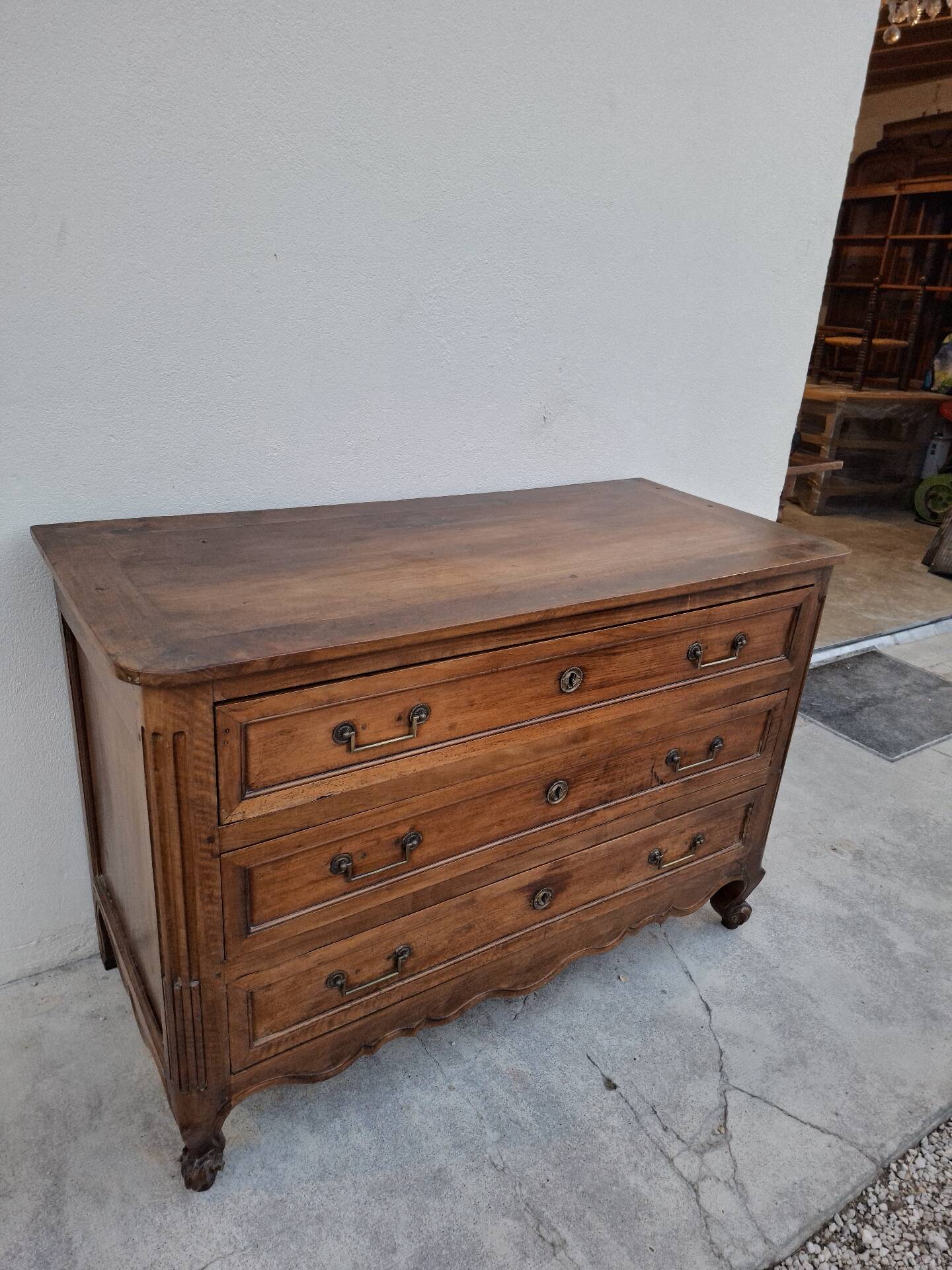 Louis XV style commode in solid walnut, 19th century rustic.