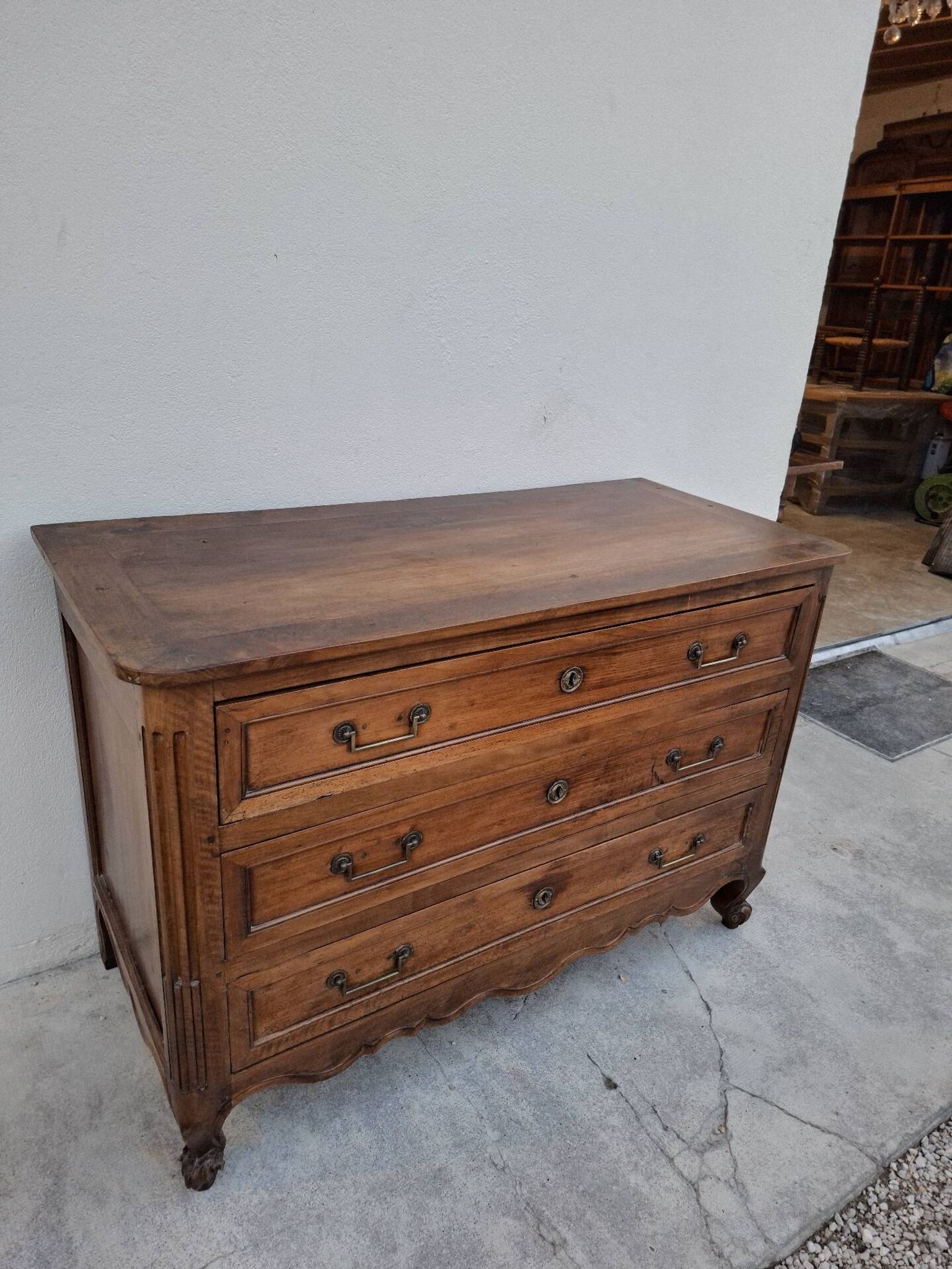 Louis XV style commode in solid walnut, 19th century rustic.