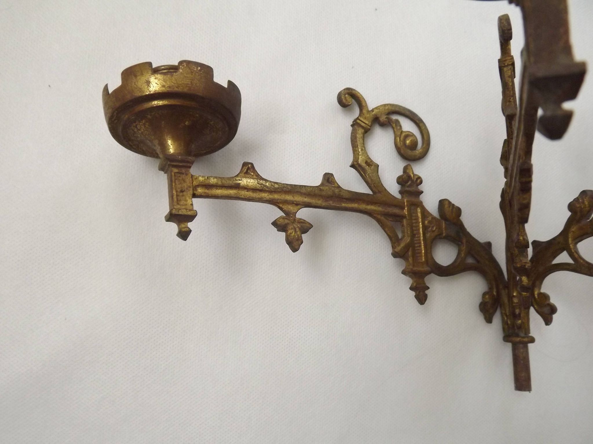 Ensemble élégant de trois appliques murales en bronze doré de style gothique français.