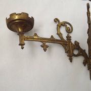 Ensemble élégant de trois appliques murales en bronze doré de style gothique français.