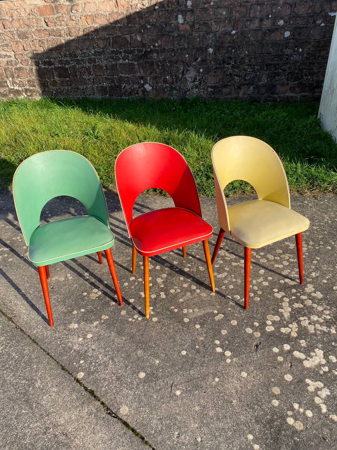Table and its 3 vintage chairs