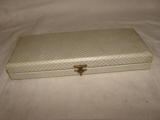 Couverts de table en métal argenté avec écrin