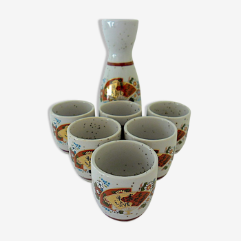 Service à saké en porcelaine d'extrême-orient composé d'un carafon et de six gobelets