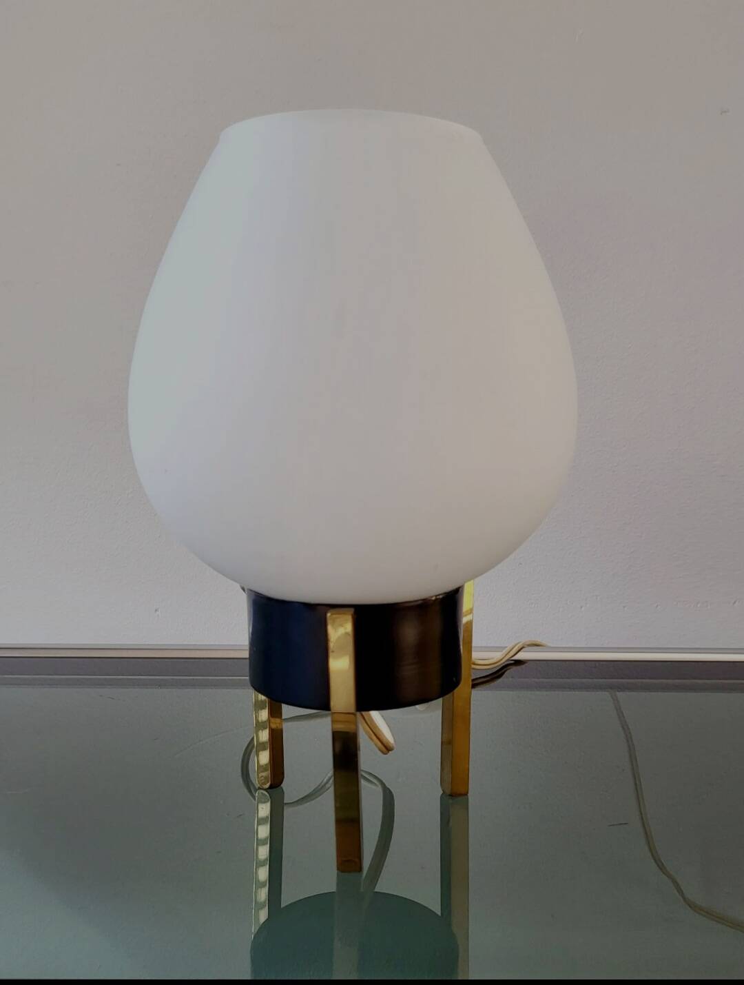 Tripod Hollywood regency tafellamp uit de jaren 60 met een wit opaline lamp