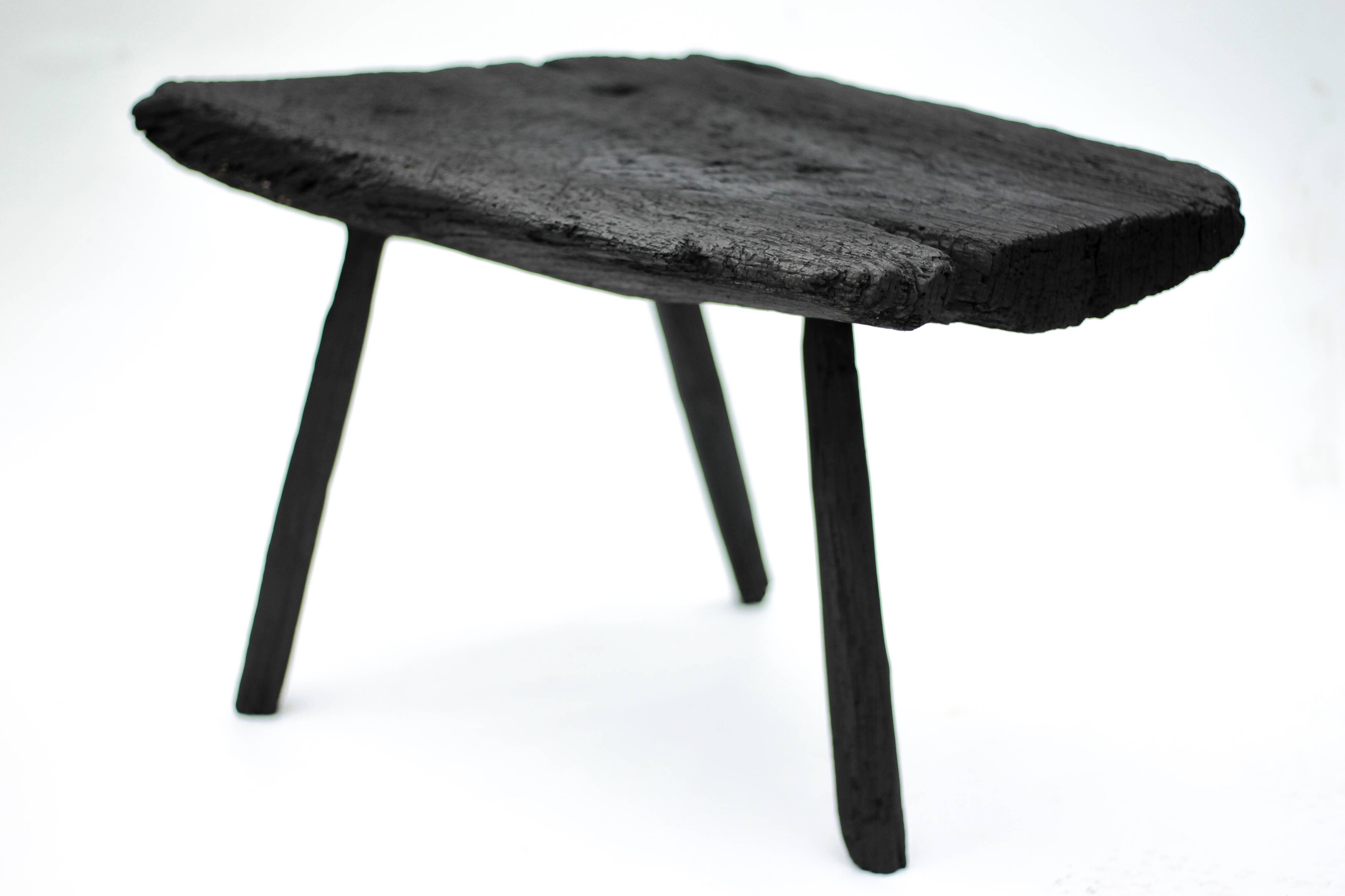 Table basse brutaliste tripode