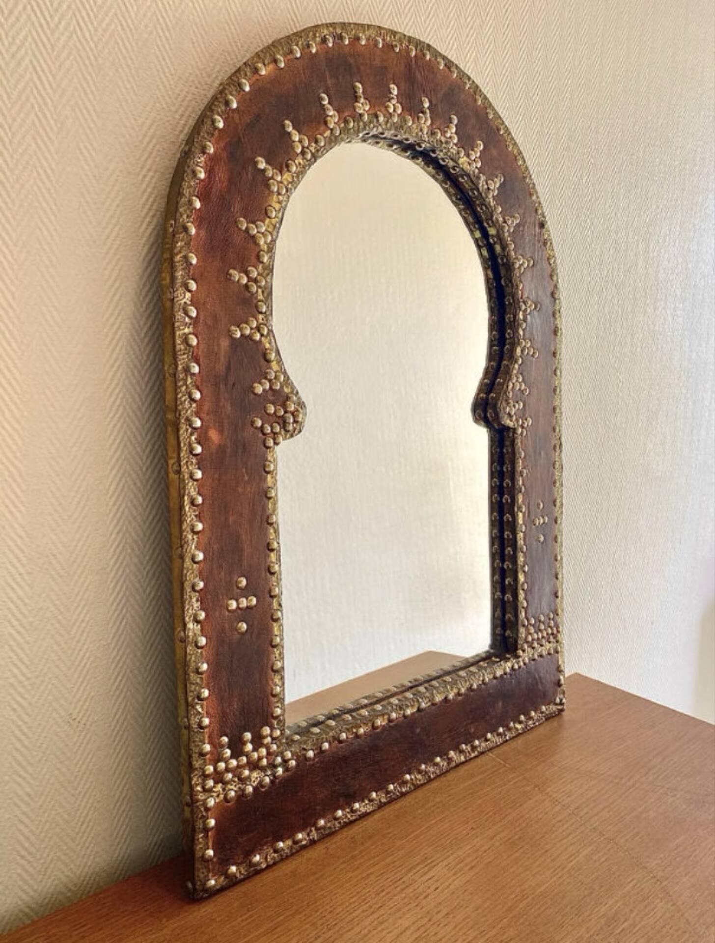 Miroir vintage en cuir clouté et laiton