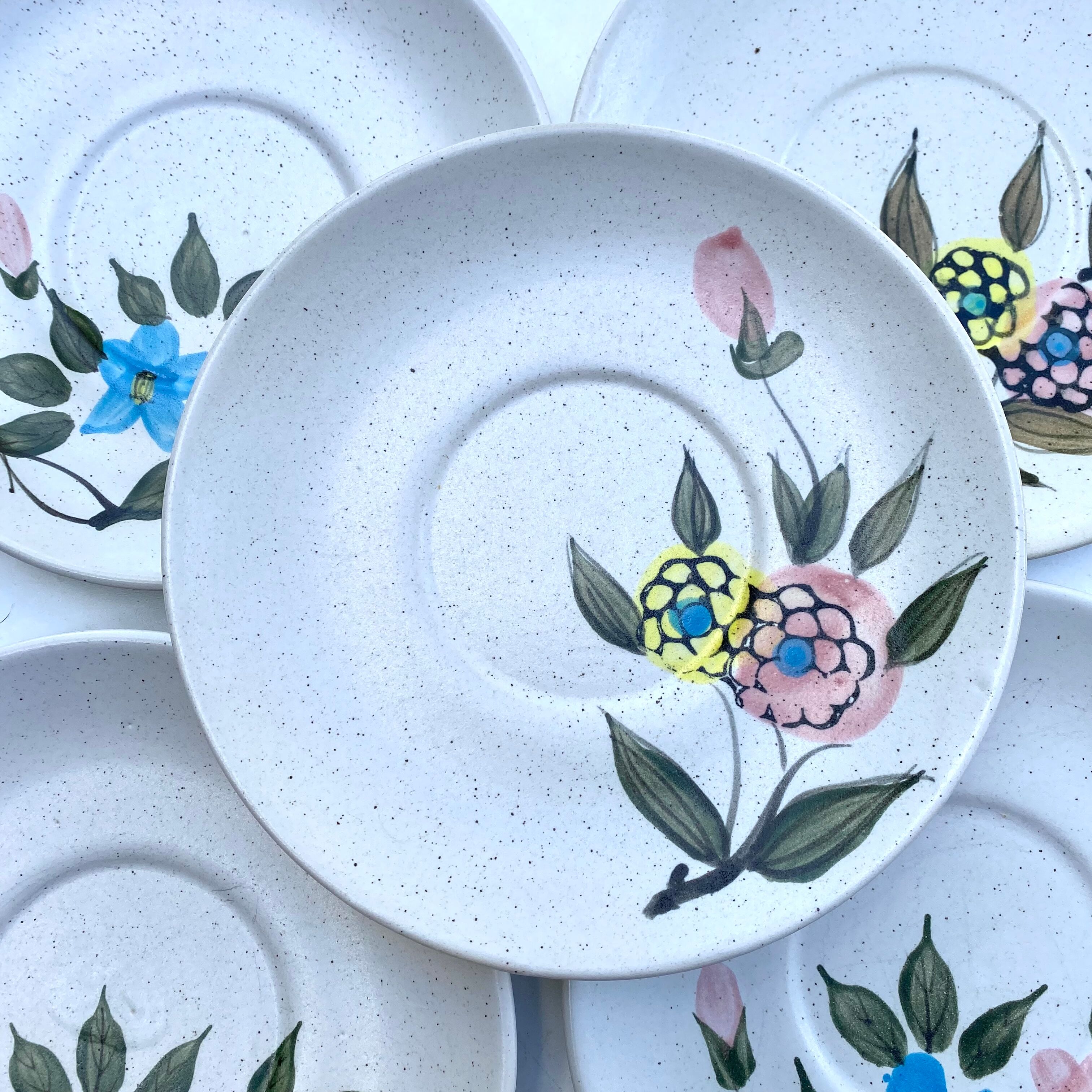 Stoneware dessert plates with floral decoration