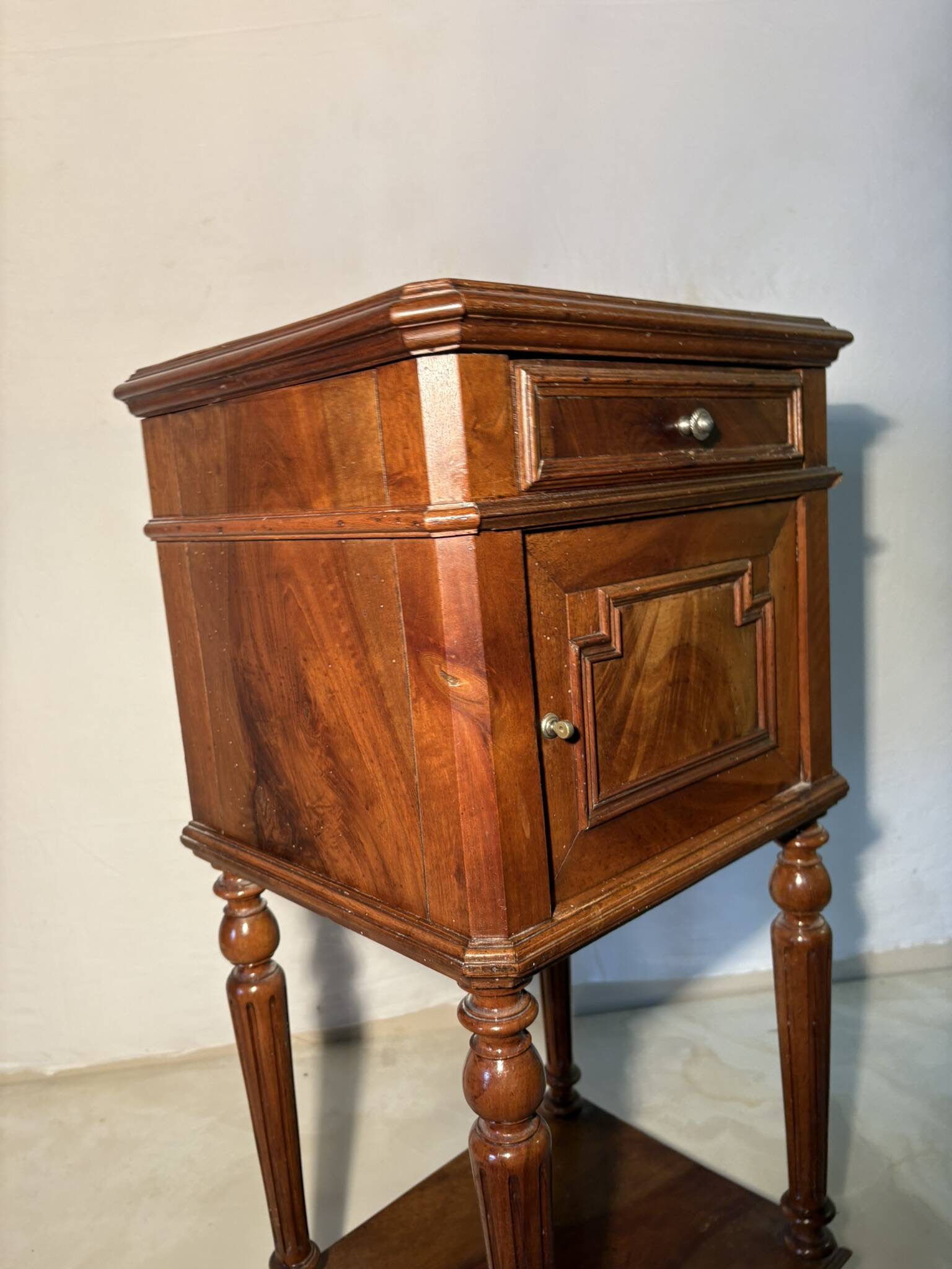 Antique bedside table in solid wood, turned base
