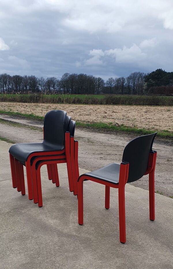 Lot de 4 chaises empilables Typy Massimo Papiri noir rouge postmoderne années 1990