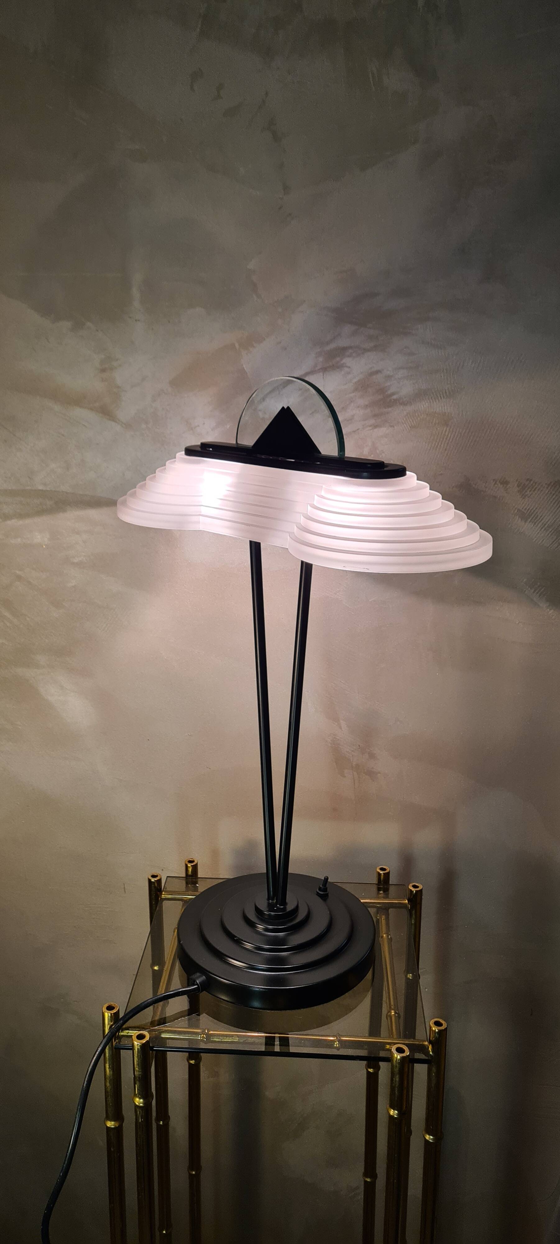 Memphis stijl milan style desk lamp, art nouveau molded glass 1970 to 80