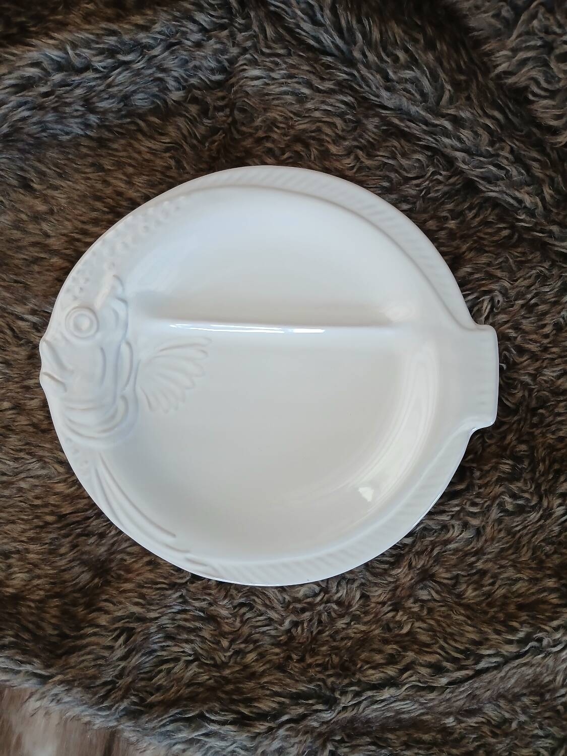 12 flat plates in earthenware/fish