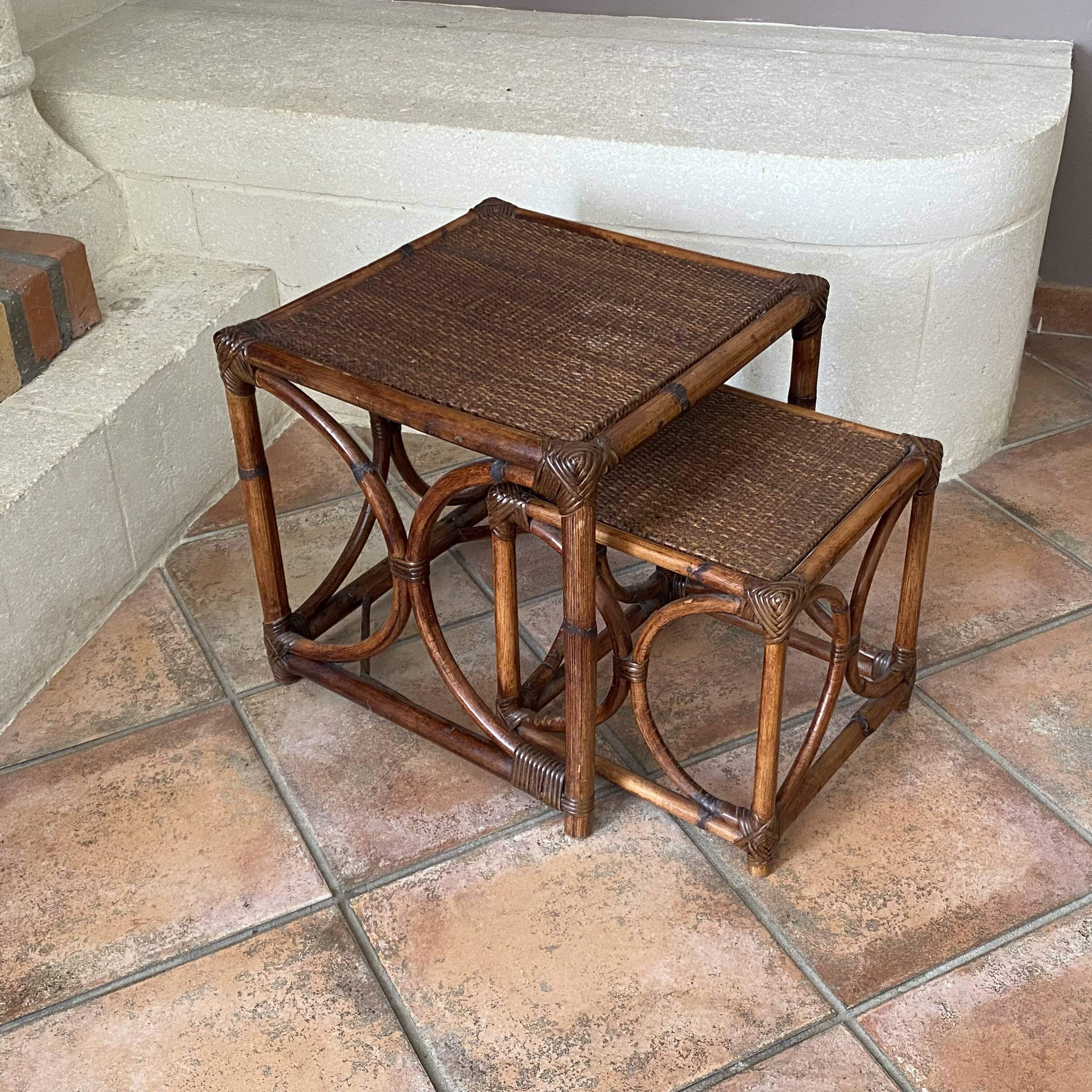 Lot de 3 tables gigognes en Rotin. 1960.