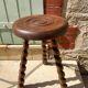 Tabouret tripode pieds tournés
