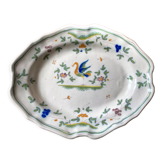 Plat en faience à décor d'oiseau et de papillon dans le goût du XVIIIe