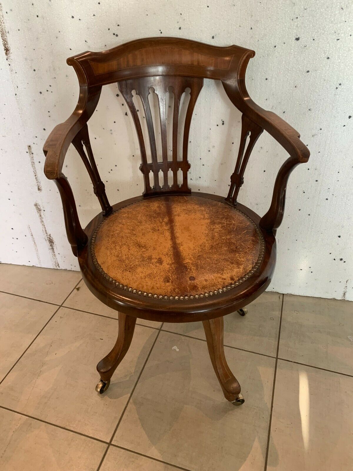 Desk and its rotating armchair England XIX century