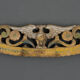 Élément en bois sculpté polychrome décor d'animaux ailés XXe Inde