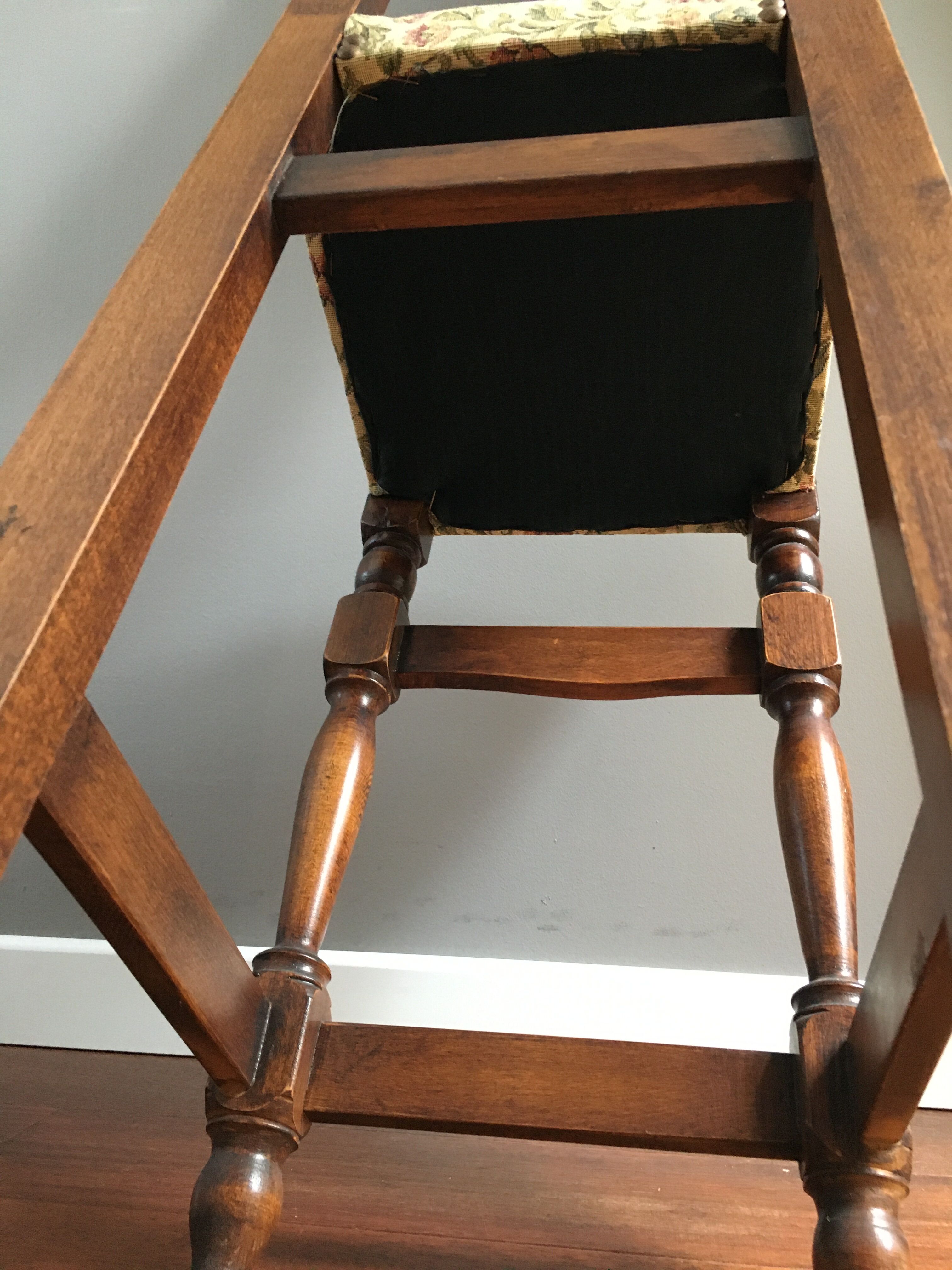 Narrow chair