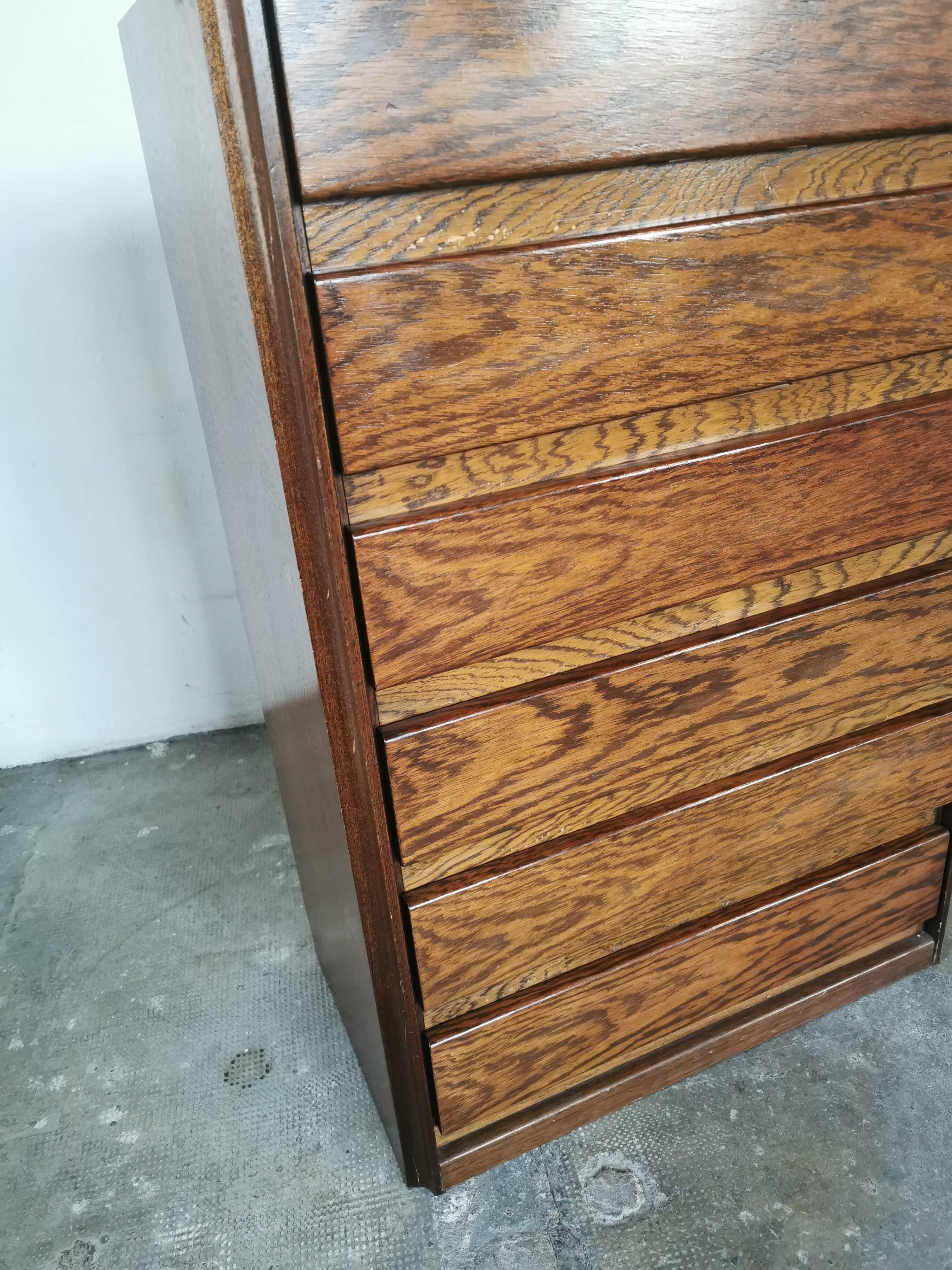 Weekly chest of drawers