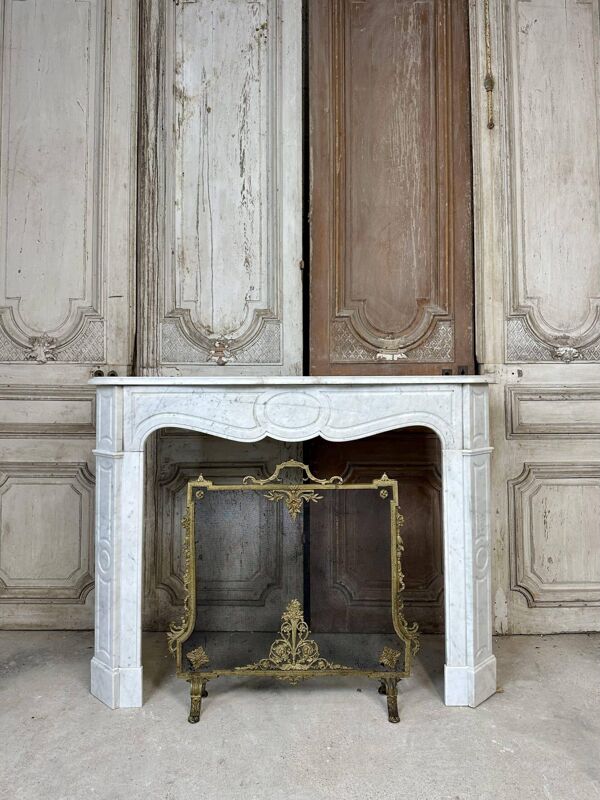 Cheminée de style Louis XV en marbre blanc circa 1900
