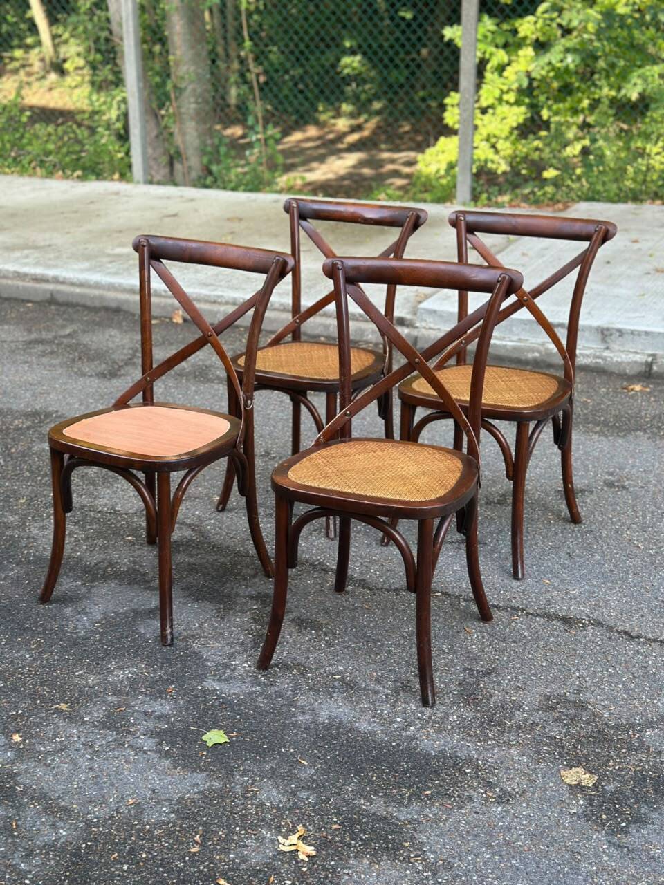 4 bistro chairs with curved wooden backs and cross braces / Crossback