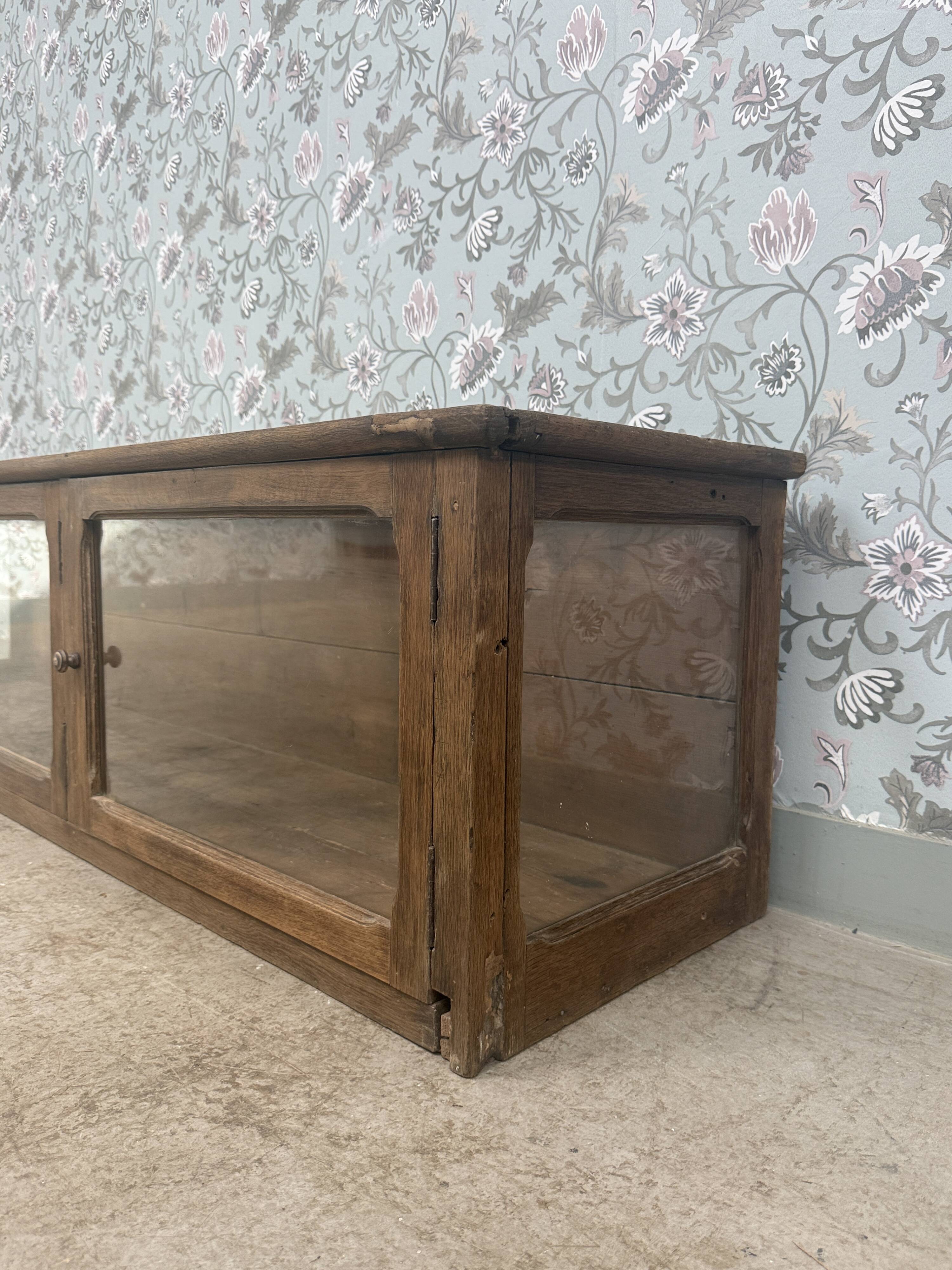 Antique shop display cabinet in oak (renovated)