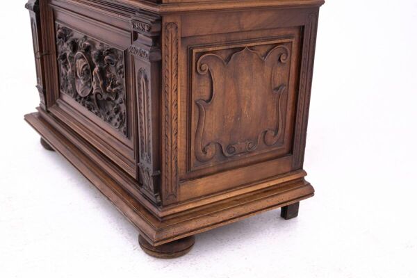 Vitrine ancienne vers 1880, France.