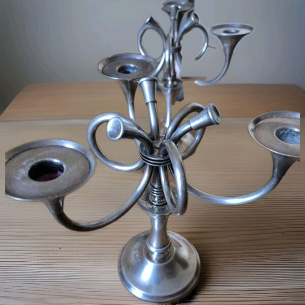 Ercuis paire de chandeliers modèle Cheverny en métal argenté décor cors de chasse