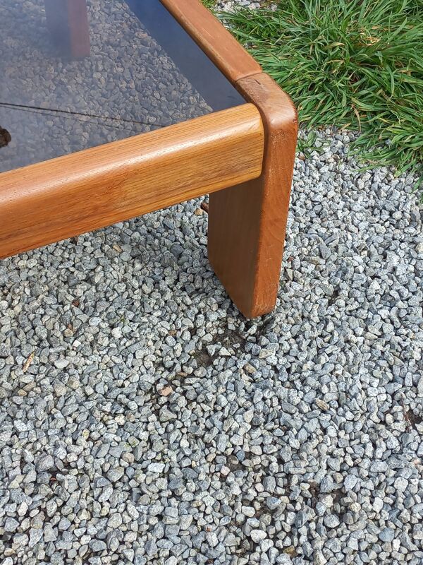 Table basse de la maison Regain en orme massif plateau en verre fumé