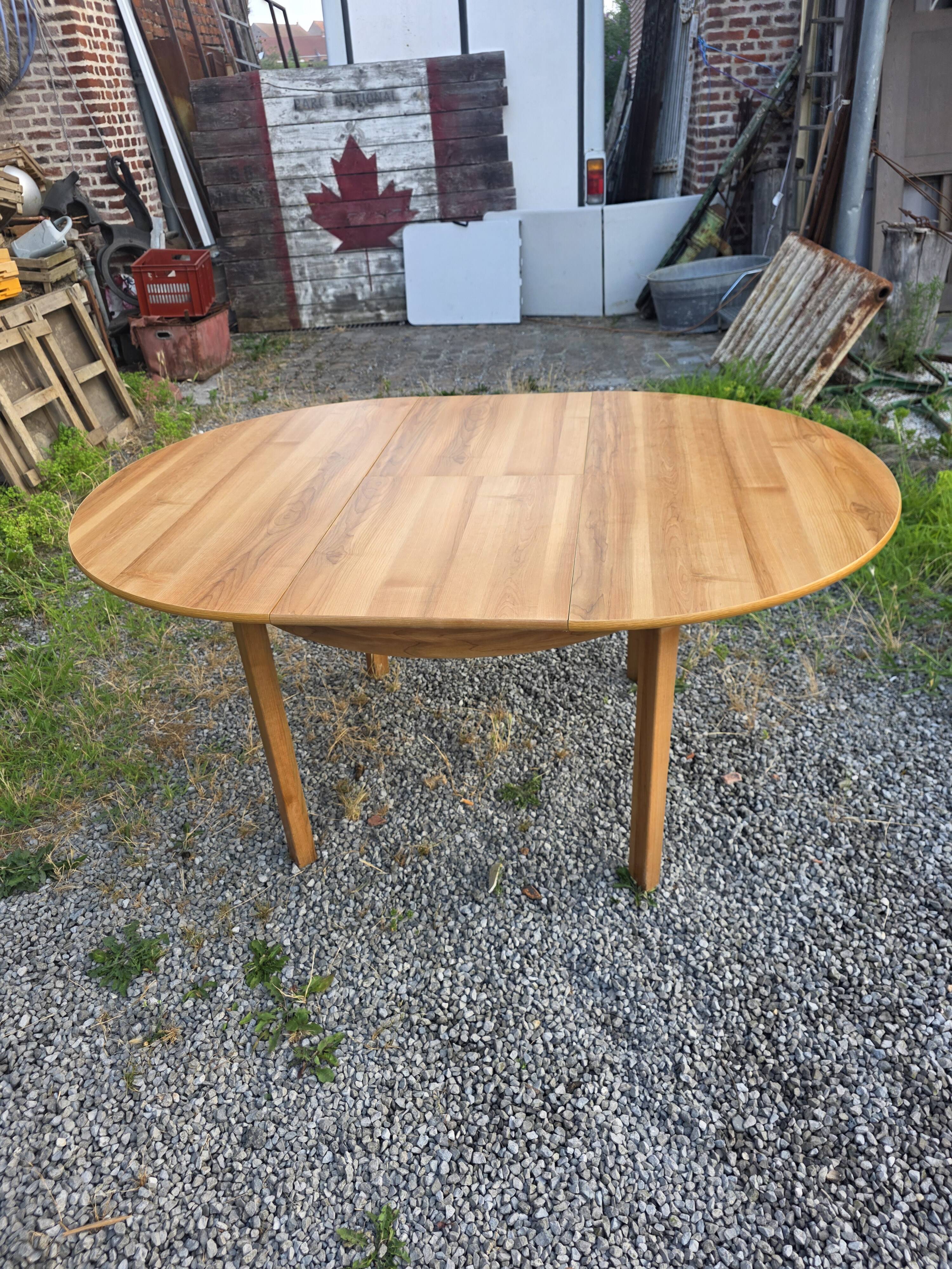 Scandinavian extendable oak table from the 1960s (butterfly extension)