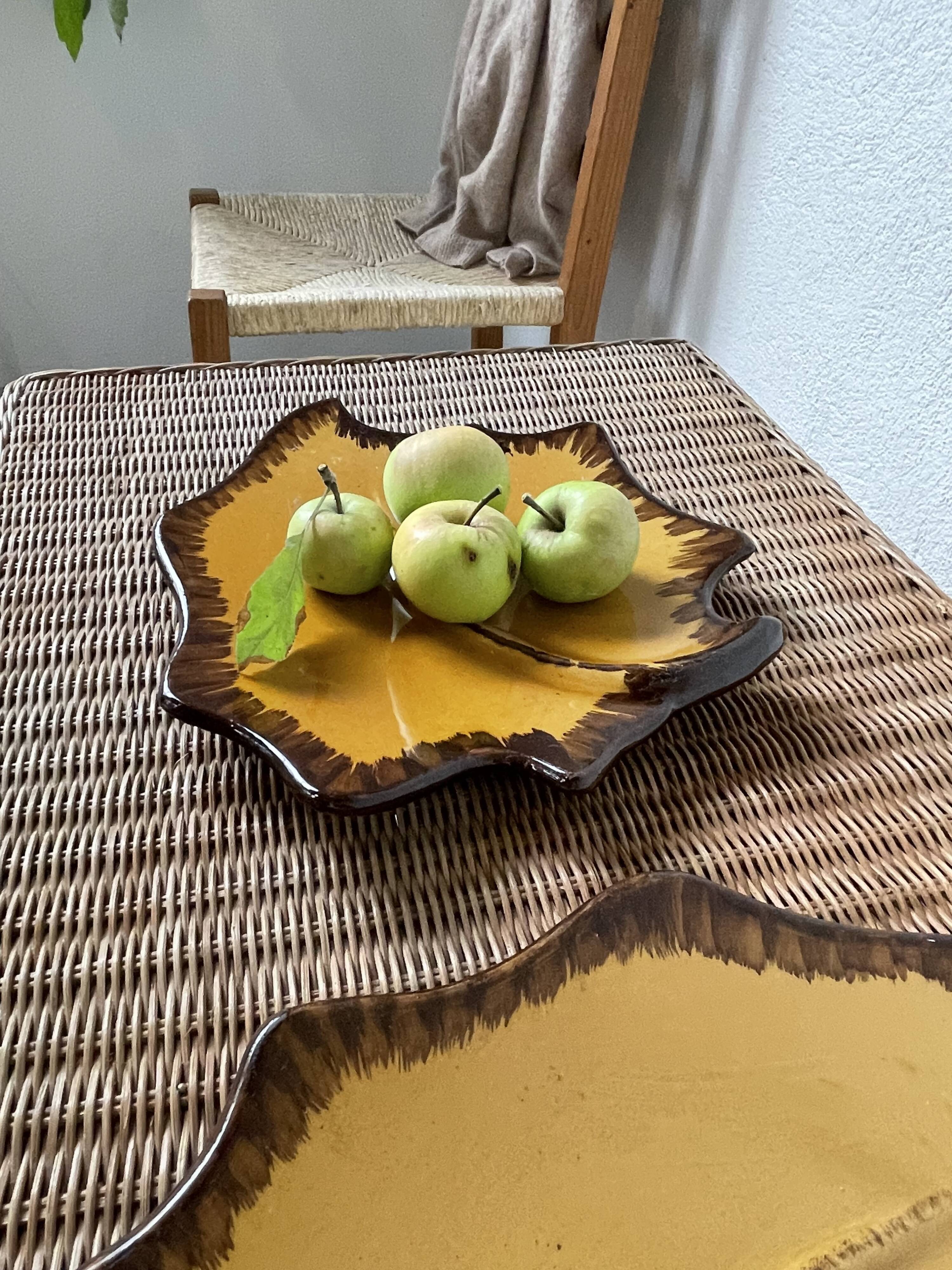 2 assiettes « feuille » céramique jaune