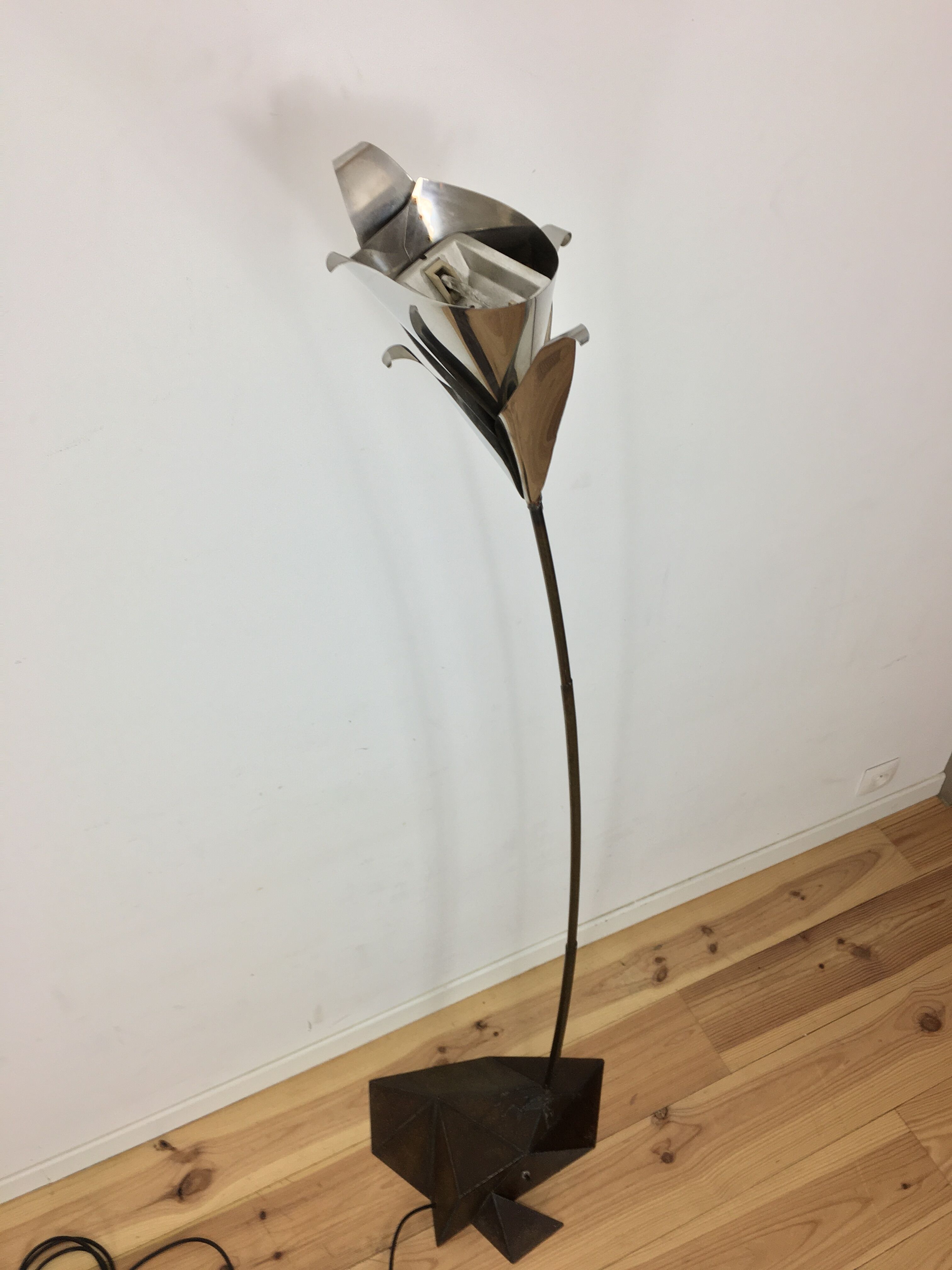 Metallic flower lamppost