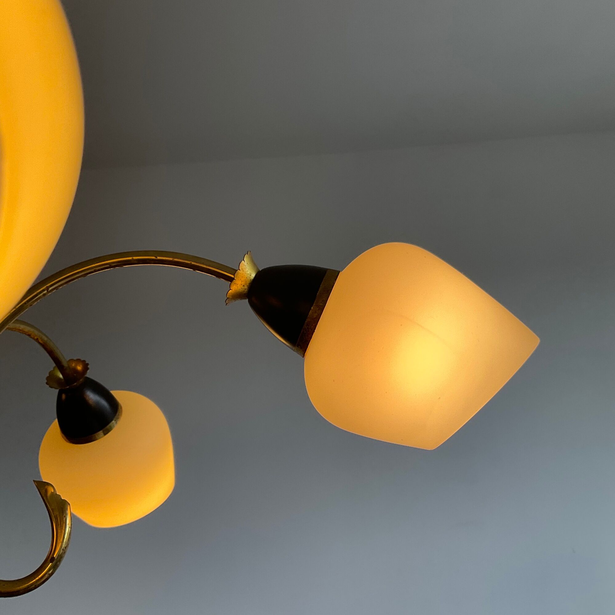 Art deco chandelier 6fires in brass, black metal and opaline