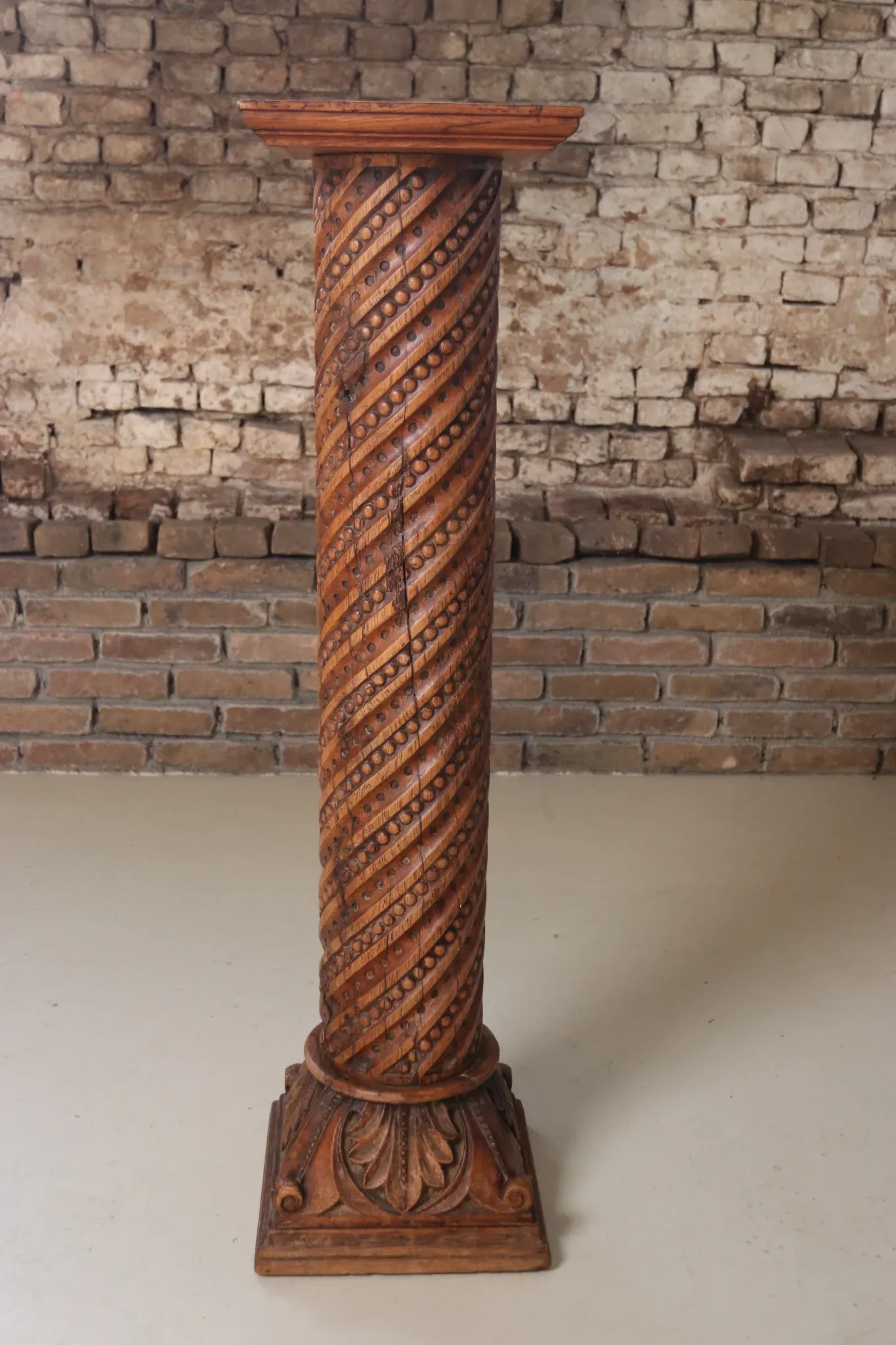 Carved oak column with twisted shaft, beads and acanthus – 19th c.