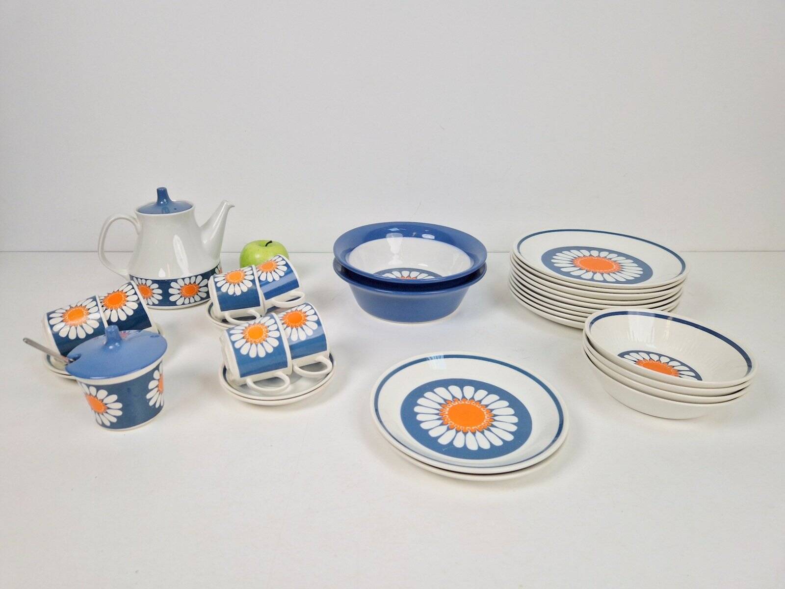 Daisy Turi Tableware from Figgjo Flint, Norway, 1960s, Set of 24