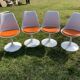 Lot de 4 chaises Tulip pivotantes en fibre de verre blanc et coussins corail — attrib. Saarinen