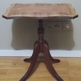 Table or pedestal table with foldable top