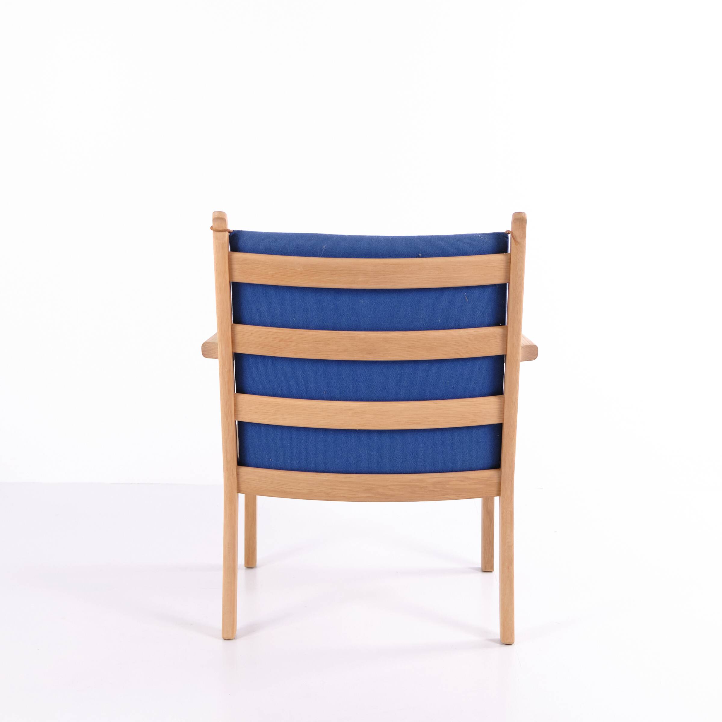 Hans J. Wegner – Lounge chair GE 284 – Getama – Oak & blue wool