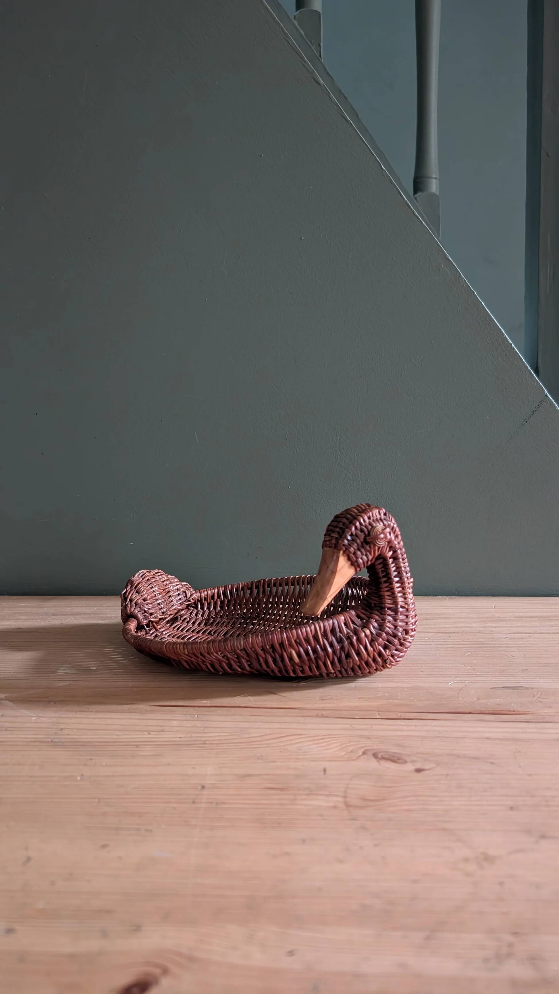 Woven wicker duck catchall