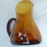 Carafe en verre soufflé ambré