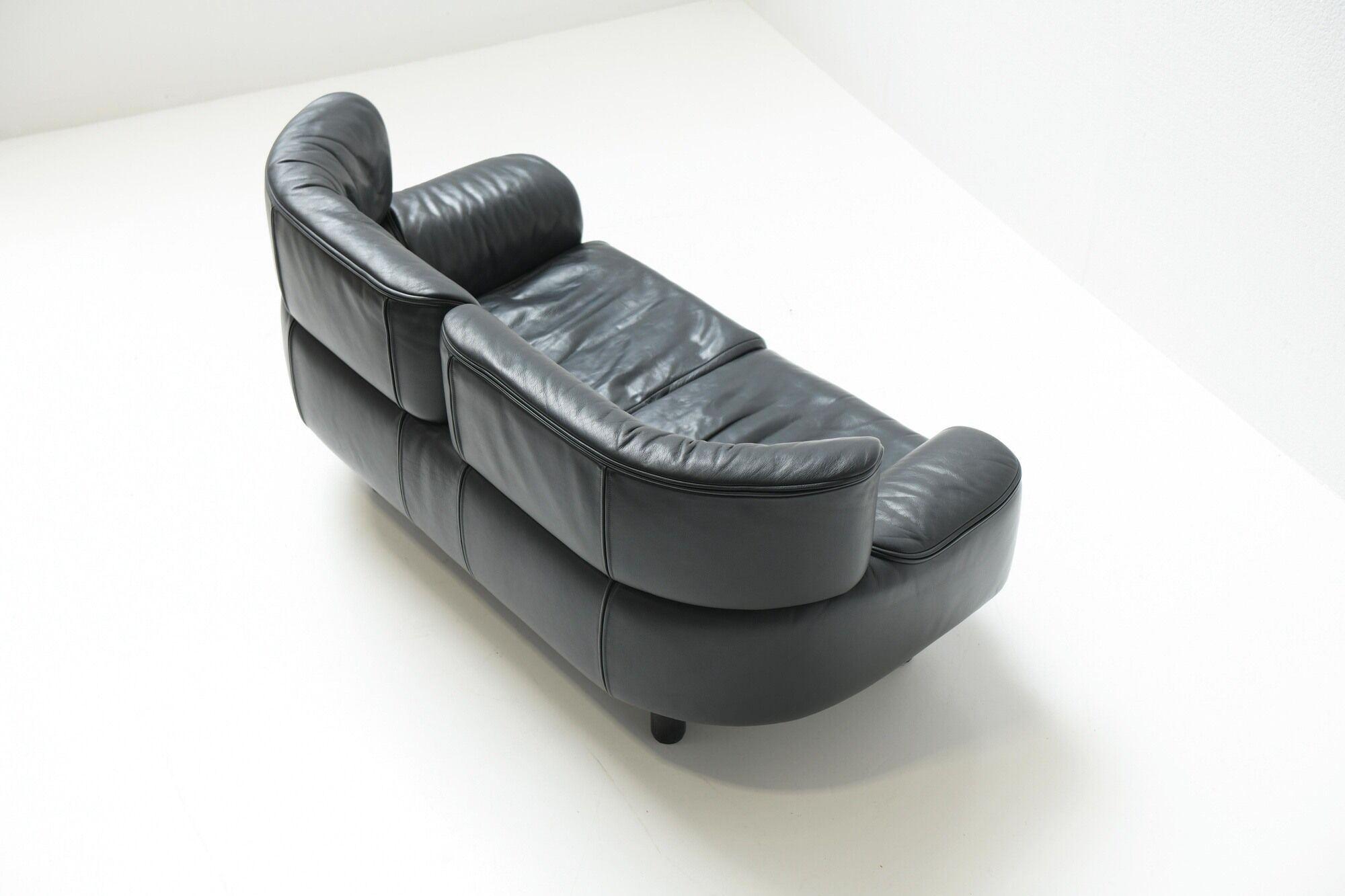 Bull sofa in grey leather by Gianfranco Frattini for Cassina 1987