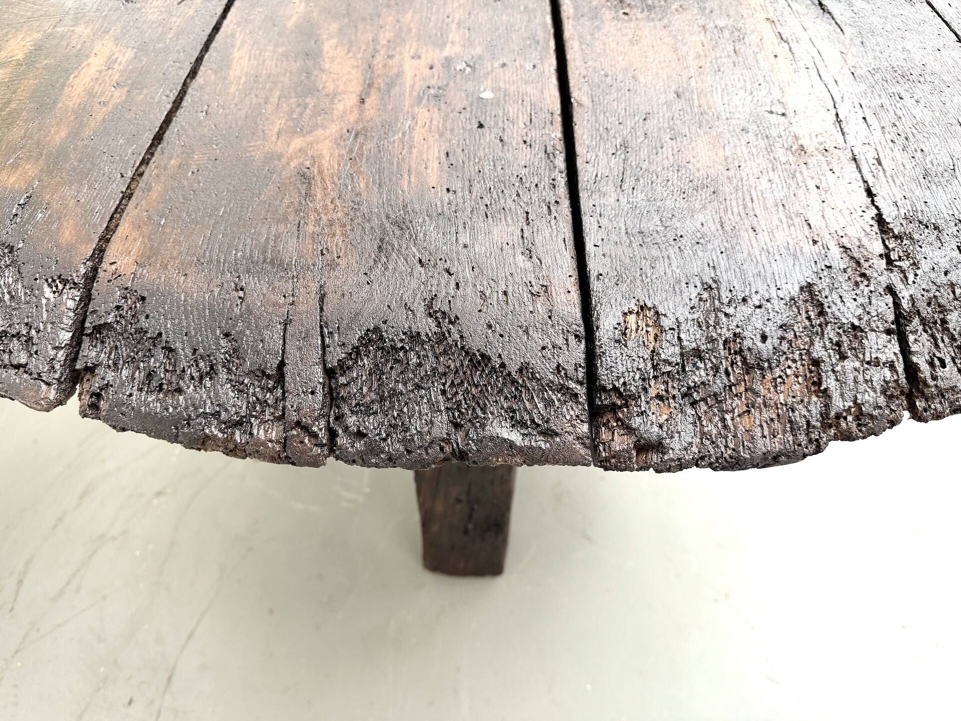 Round table in popular oak, circa 1880.