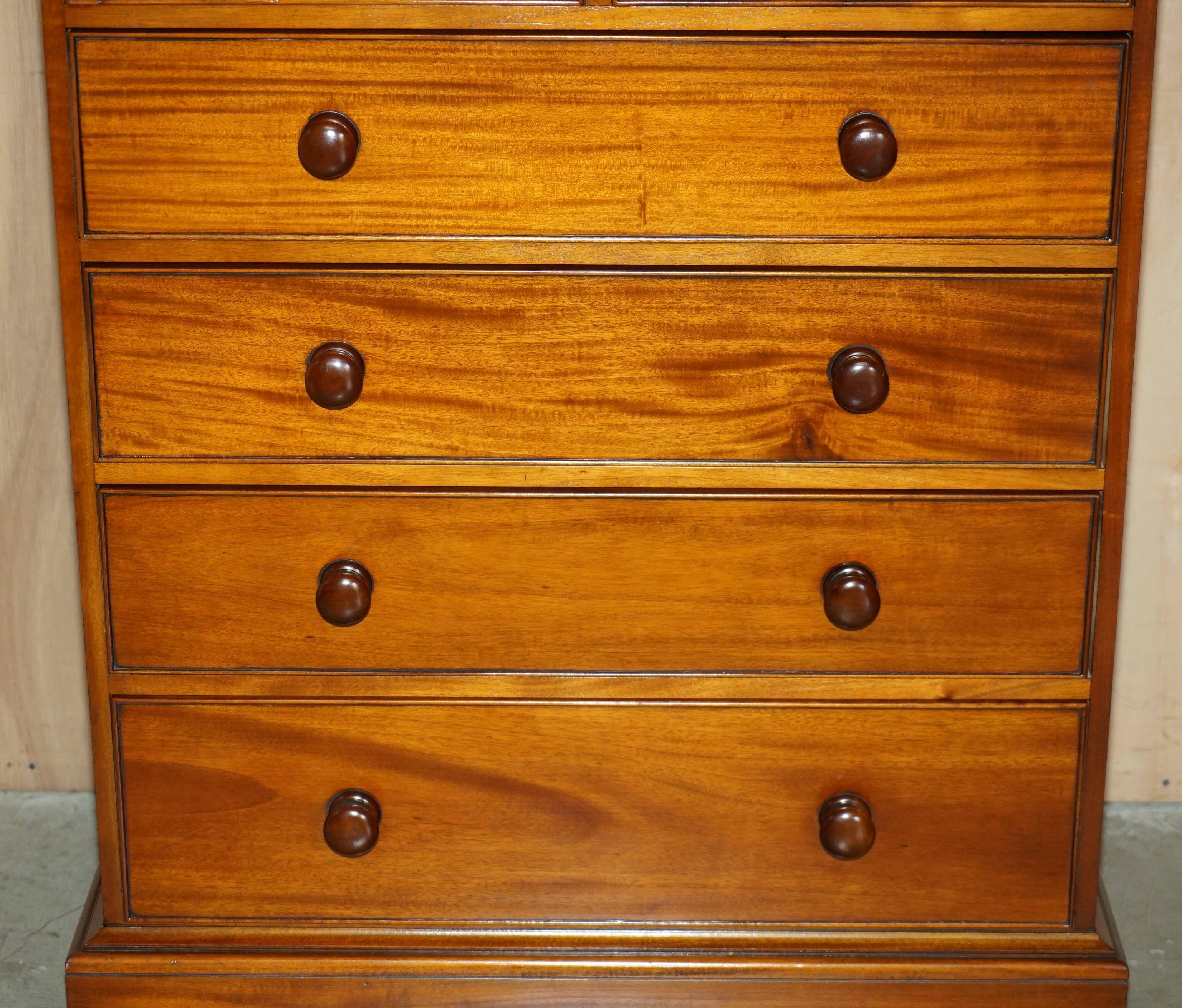 Paire de commodes vintage en acajou flammé