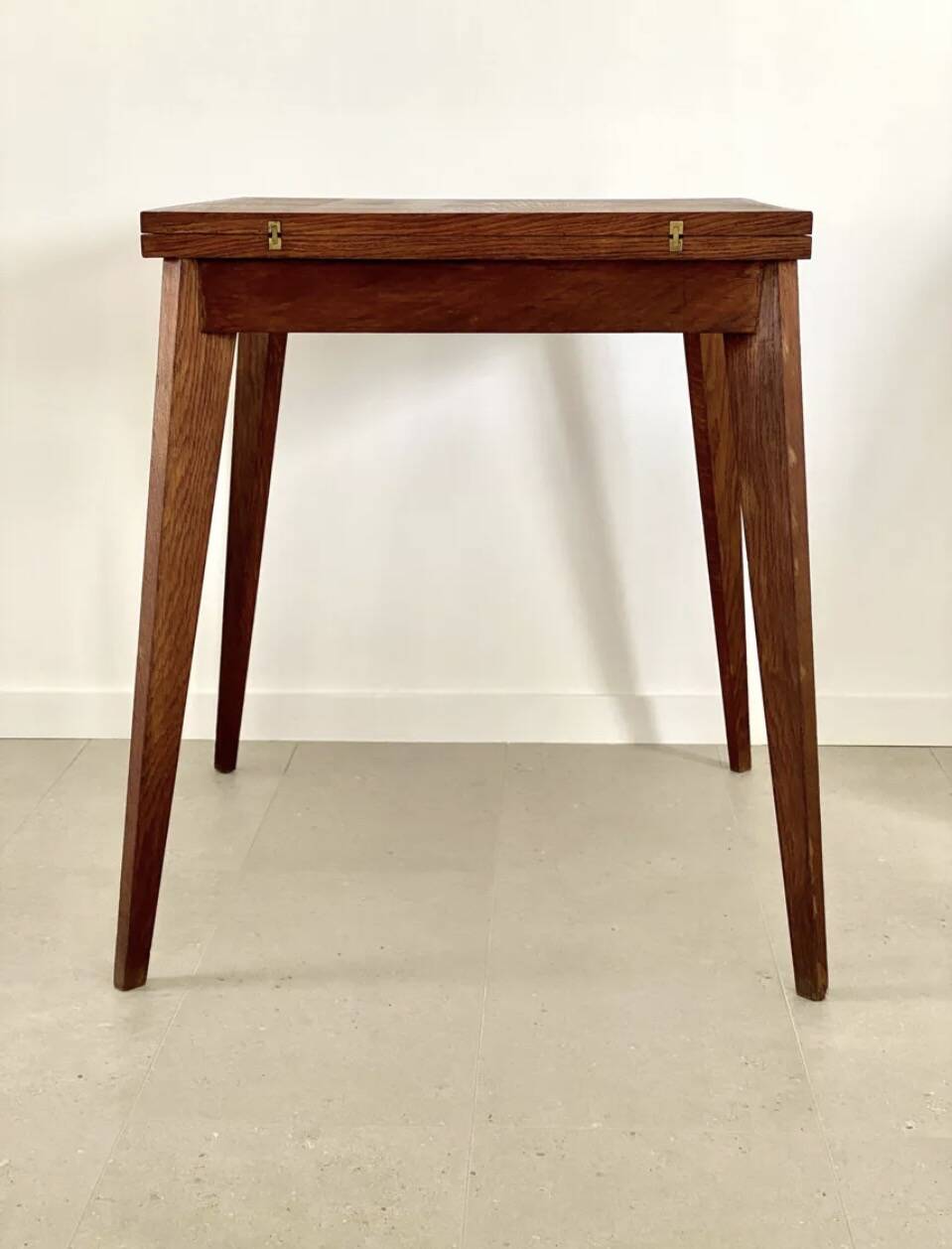 Table porte-feuille avec pieds compas