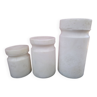 Set of three round alabaster pots with lid